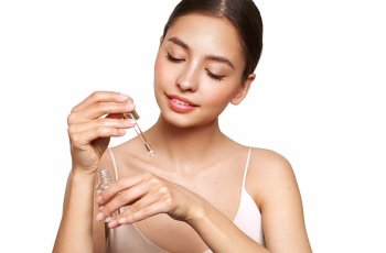 Stop Using Harsh Acids: The Gentle “Vitamin B3” Secret for Flawless Skin